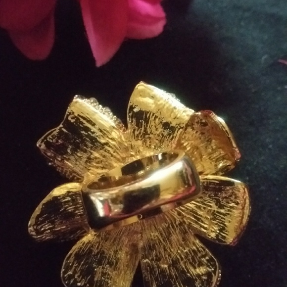 FLOWER STATEMENT FASHION RING - Picture 4 of 7